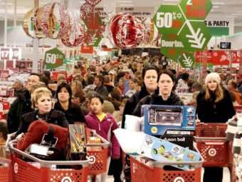 фото люди с покупками - общество потребления