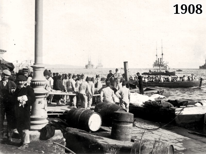 Фото - эвакуация пострадавших во время землетрясения на российские корабли - Мессина 1908