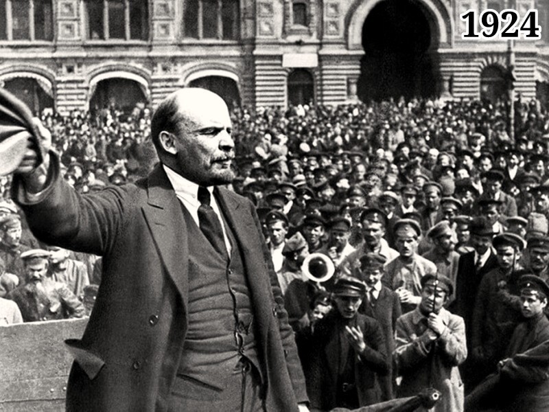 Ленин произносит речь перед войсками на Красной площади 25 мая 1918 года