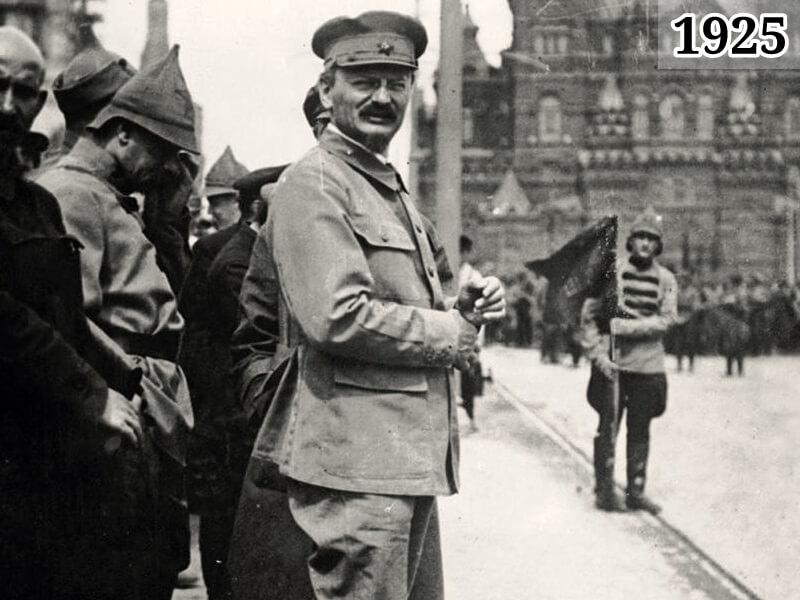 Фото 1918 год - Лев Троцкий на параде на Красной площади