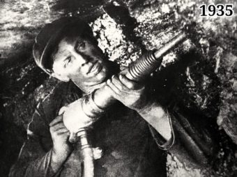 Фото шахтёр Алексей Стаханов в забое 1935 год