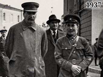 Фото Иосиф Сталин и нарком внутренних дел Николай Ежов направляются на Красную площадь январь 1937