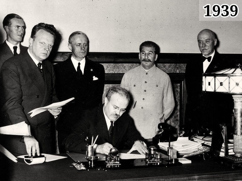 Фото Председатель СНК СССР Молотов подписывает Договор о ненападении между Германией и СССР