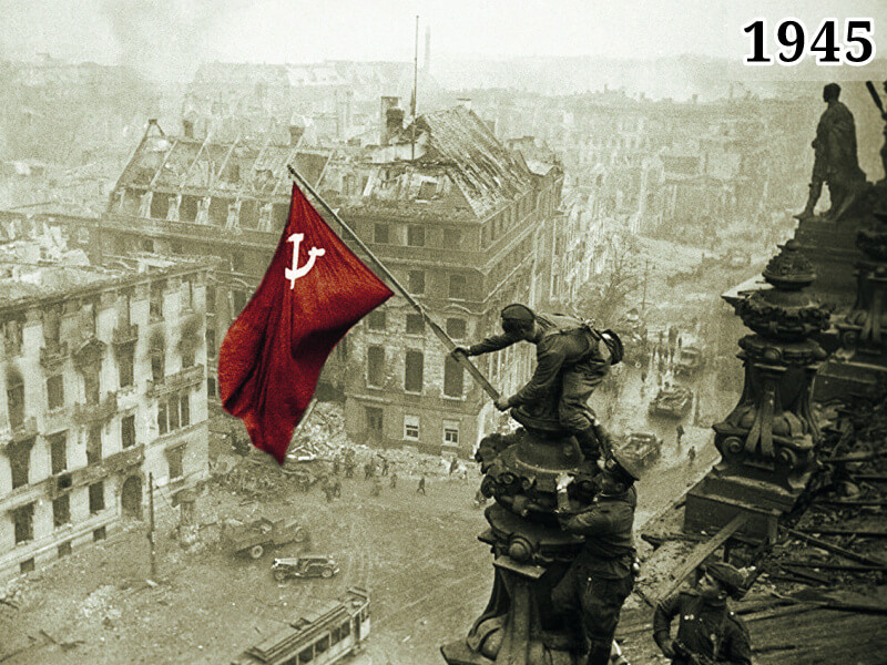 Фото советские солдаты возражают знамя над Рейхстагом