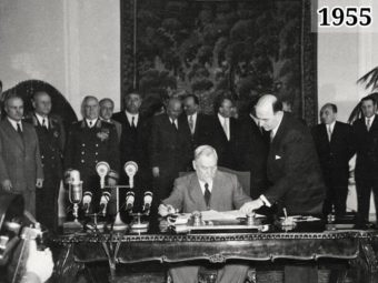 Фото председатель Совета министров СССР Николай Булганин подписывает Варшавский договор. 14 мая 1955