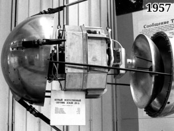Фото Макет устройства первого искусственного спутника Земли на выставке, посвященной 40-ой годовщине запуска первого спутника. Москва