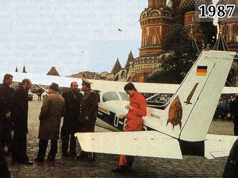 Фото Матиас Руст возле своего самолёта в Москве 1987 год