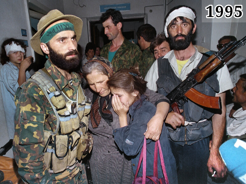 Фото Шамиль Басаев, боевики и заложники. Будённовск, 1995 год