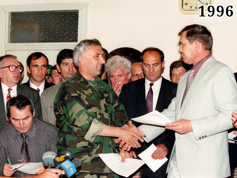 Фото подписание Хасавюртовских соглашений, Масхадов, Лебедь. Хасавюрт, 31 августа 1996 года