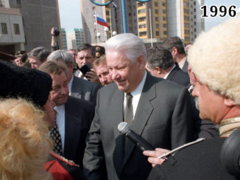 Фото Борис Ельцин встречается и избирателями. Краснодар, 15 апреля 1996 года
