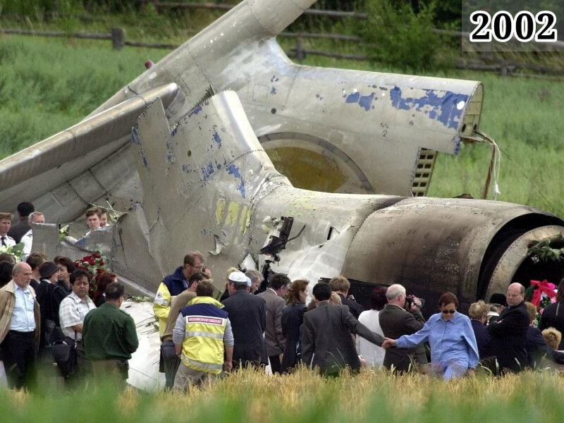 Фото родственники жертв катастрофы у обломков ТУ-154, Германия