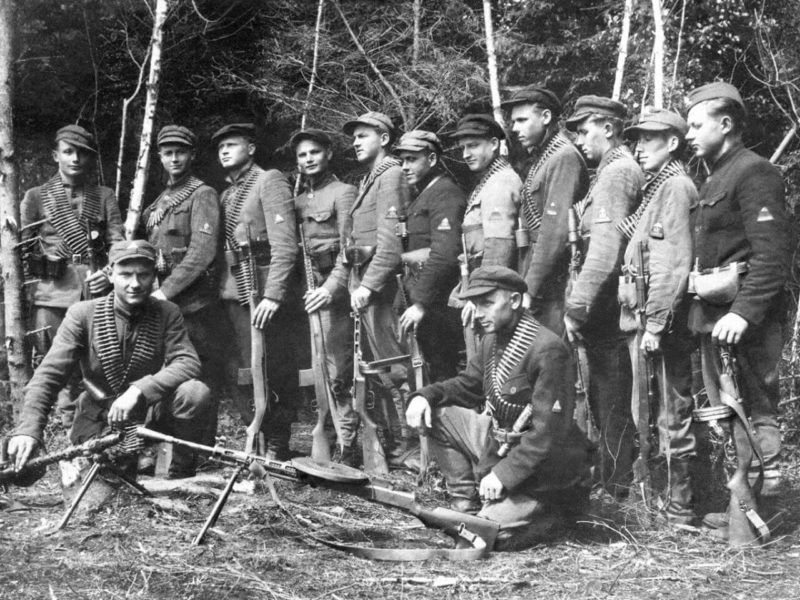 Фото групповой снимок членов одного из отрядов литовского бандподполья «лесных братьев», 1945 год