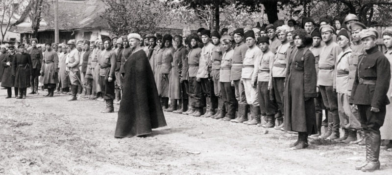 Фото Петлюра проводит смотр войск после взятия Киева. Май 1920 года