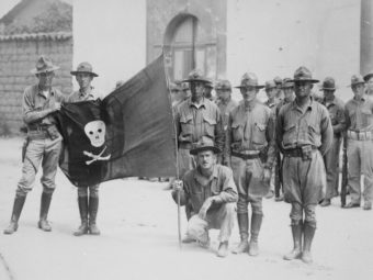Американские военные возле захваченного флага повстанцев в Никарагуа