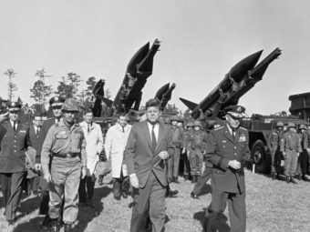 Президент США Джон Кеннеди во время инспекции войск, дислоцированных в Форт-Стюарт, штат Джорджия. 1962 год