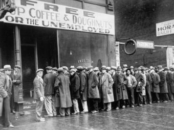 Великая депрессия. Очередь безработных в бесплатную столовую, открытую Аль Капоне. Чикаго, 1931 год