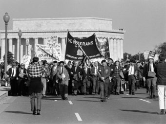 Демонстранты в Вашингтоне 21 октября 1967 года