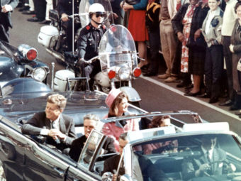 Президент США Джон Кеннеди за несколько минут до покушения 22 ноября 1963 года