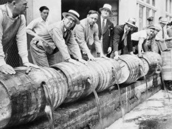Фото уничтожение алкоголя в период Сухого закона в США