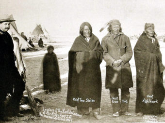 Фотография вождей племени сиу захваченных вскоре после бойни на ручье Вундед-Ни 1890 год