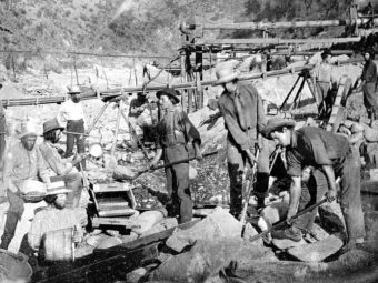 Старатели на золотом прииске в Калифорнии 1853 год