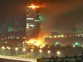 Авиация НАТО в ходе ночного налета на Белград уничтожила штаб-квартиру правящей сербской партии. Бомба попала прямо в здание. Югославия. 21 апреля. 