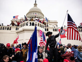 Фото протестующие перед зданием Капитолия США , 6 января 2021 года