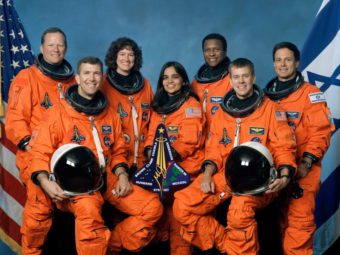 Фото экипажа шаттла "Колумбия". (Задний ряд, слева) Дэвид Браун, Лорел Кларк, Майкл Андерсон, Илан Рамон; (Передний ряд, слева): Рик Хасбанд, Калпана Чавла, Уильям МакКул
