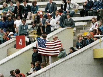 Зрители с флагом США на торжественной церемонии открытия XXII Олимпийских игр в Москве