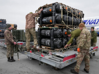 Украинские военные получают противотанковые ракеты Javelin, доставленные в рамках военной помощи США Украине. Аэропорт Борисполь под Киевом, 2022 год