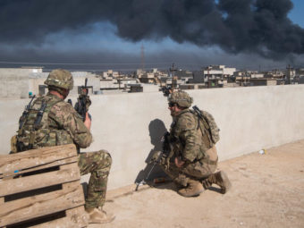 Американские военные на крыше здания во время битвы за Мосул. Ирак, март 2017 года